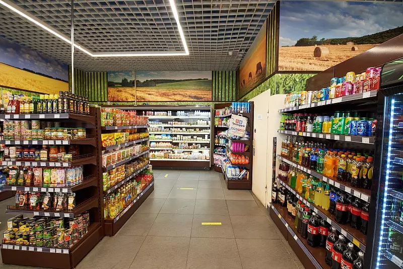 ПРОДУКТОВЫЙ МАГАЗИН С ВИТРАЖНЫМИ ОКНАМИ