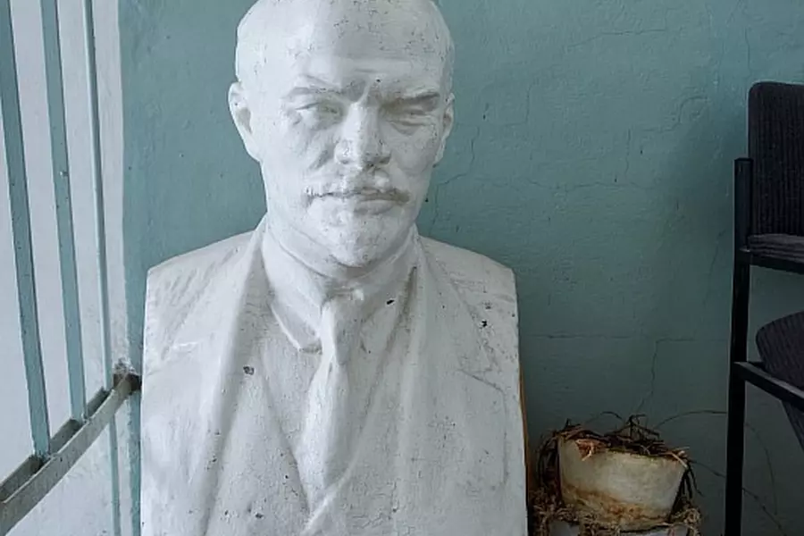 СОВЕТСКАЯ ЛАБОРАТОРИЯ С МИКРОСКОПАМИ, МЕШАЛКАМИ И КОЛБАМИ