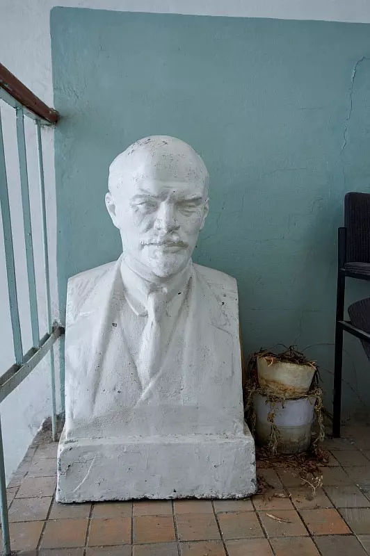 СОВЕТСКАЯ ЛАБОРАТОРИЯ С МИКРОСКОПАМИ, МЕШАЛКАМИ И КОЛБАМИ