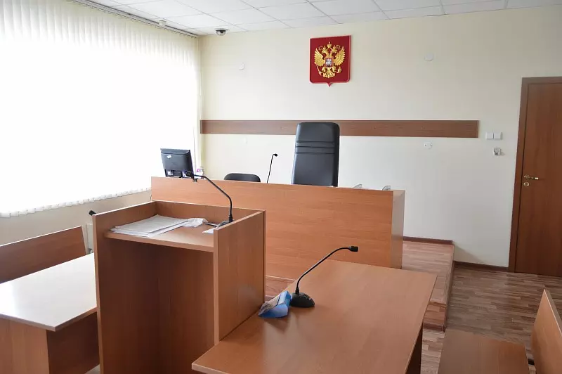 ЗАЛ СУДЕБНОГО ЗАСЕДАНИЯ С ЕВРО КЛЕТКОЙ