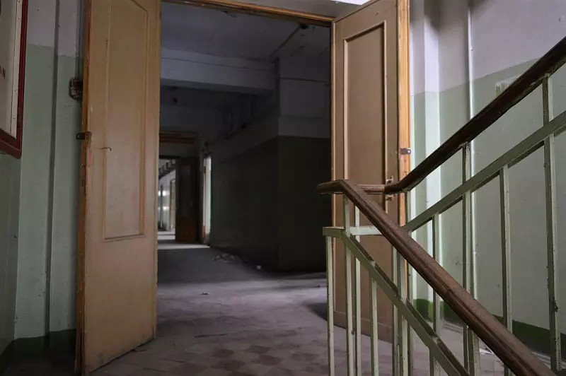 СТАРАЯ ЛЕСТНИЦА + КОРИДОРЫ В РАЗРУХЕ
