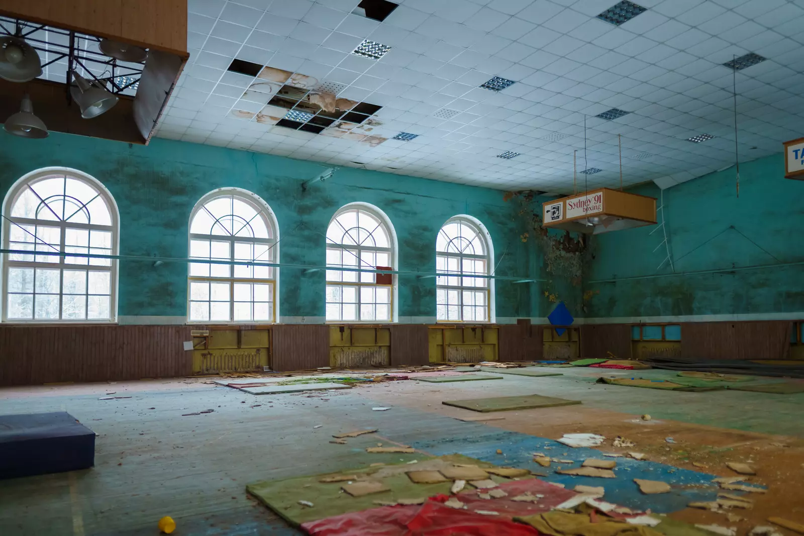 ЗАБРОШЕННОЕ ЗДАНИЕ И БОКСЕРКИЙ РИНГ В УПАДКЕ