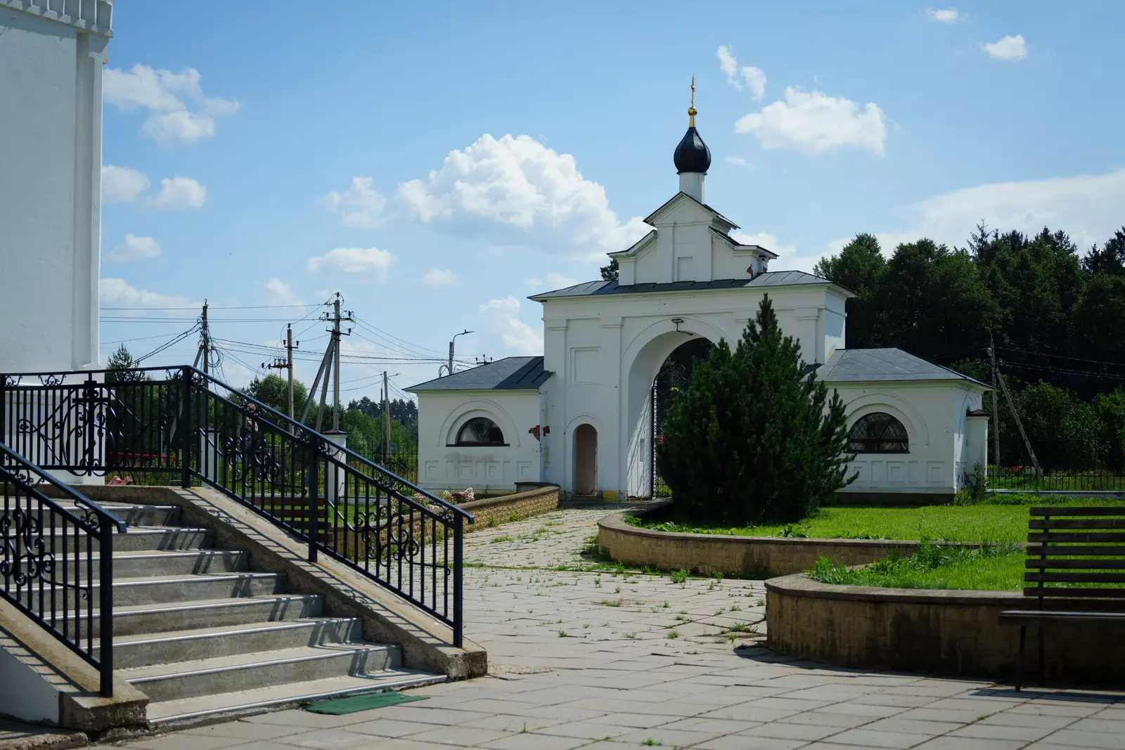 БЕЛОСНЕЖНЫЙ ХРАМ