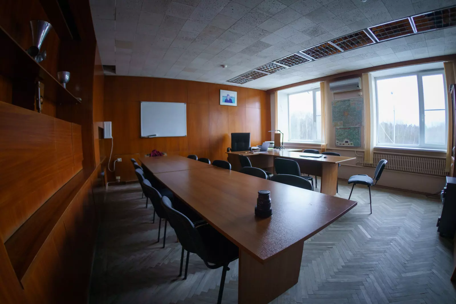 ЛОКАЦИЯ В СОВЕТСКОМ СТИЛЕ С ПРОСТОРНЫМИ   ОФИСАМИ И ХАРАКТЕРНЫМИ ДЕРЕВЯННЫМИ ПАНЕЛЯМИ 
