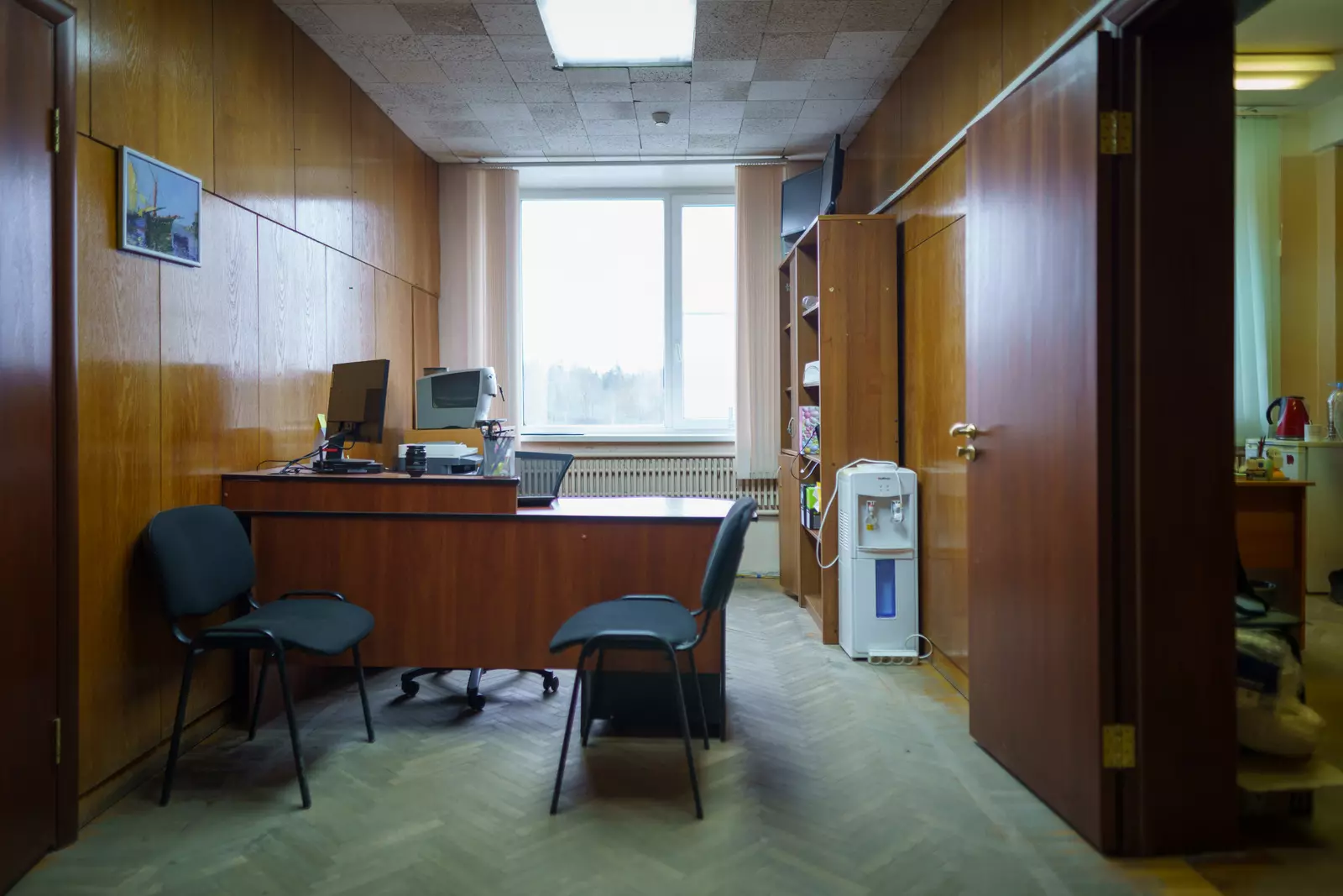 ЛОКАЦИЯ В СОВЕТСКОМ СТИЛЕ С ПРОСТОРНЫМИ   ОФИСАМИ И ХАРАКТЕРНЫМИ ДЕРЕВЯННЫМИ ПАНЕЛЯМИ 