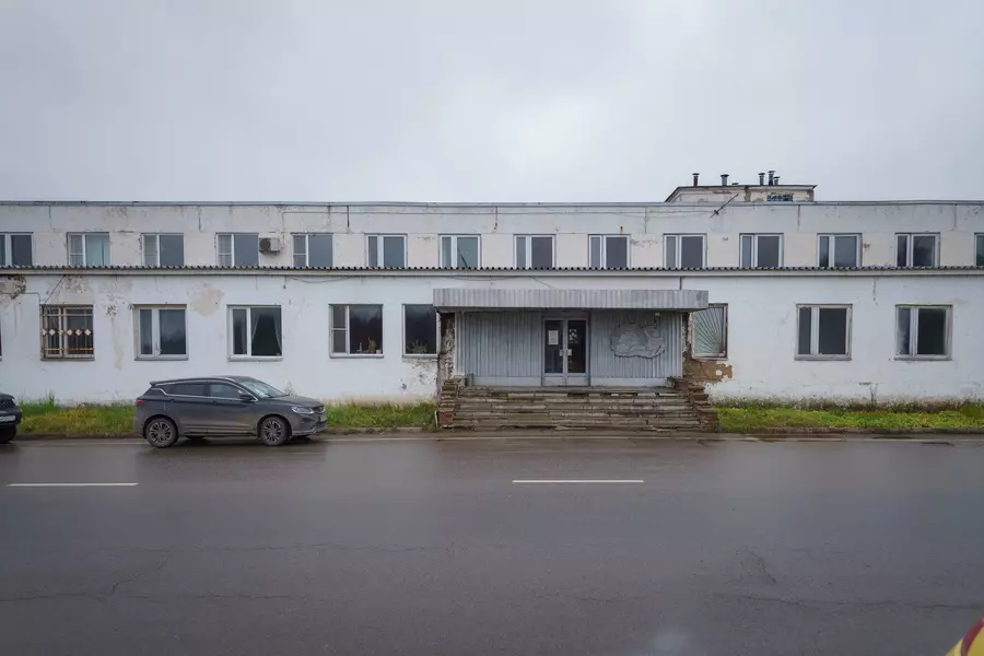 ЛОКАЦИЯ В СОВЕТСКОМ СТИЛЕ С ПРОСТОРНЫМИ   ОФИСАМИ И ХАРАКТЕРНЫМИ ДЕРЕВЯННЫМИ ПАНЕЛЯМИ 