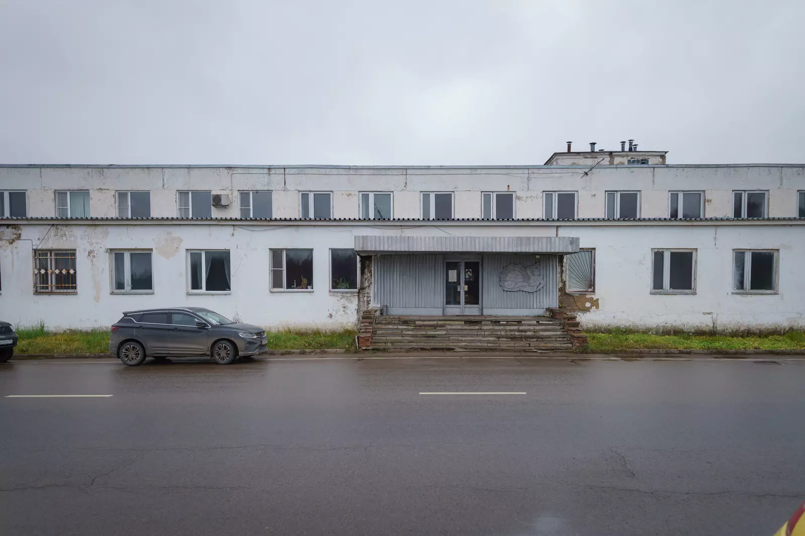 ЛОКАЦИЯ В СОВЕТСКОМ СТИЛЕ С ПРОСТОРНЫМИ   ОФИСАМИ И ХАРАКТЕРНЫМИ ДЕРЕВЯННЫМИ ПАНЕЛЯМИ 