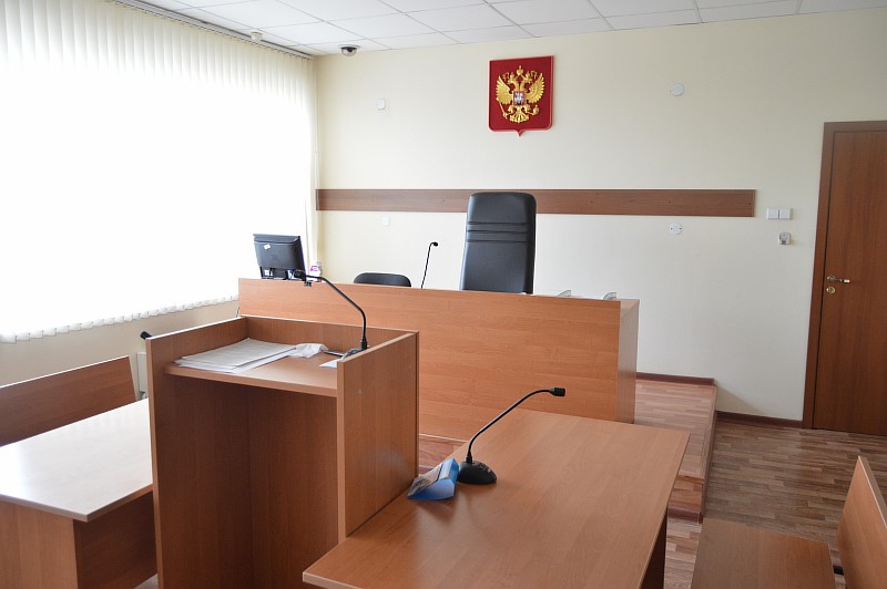 ЗАЛ СУДЕБНОГО ЗАСЕДАНИЯ С ЕВРО КЛЕТКОЙ